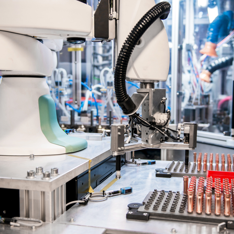 Toarmet duAro-robot fra Kawasaki i produktionen hos Danfoss