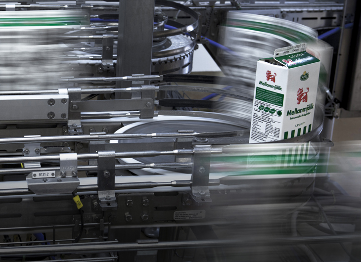Håndtering af mælkekartoner under hele produktionsprocessen ved Arla Stockholm