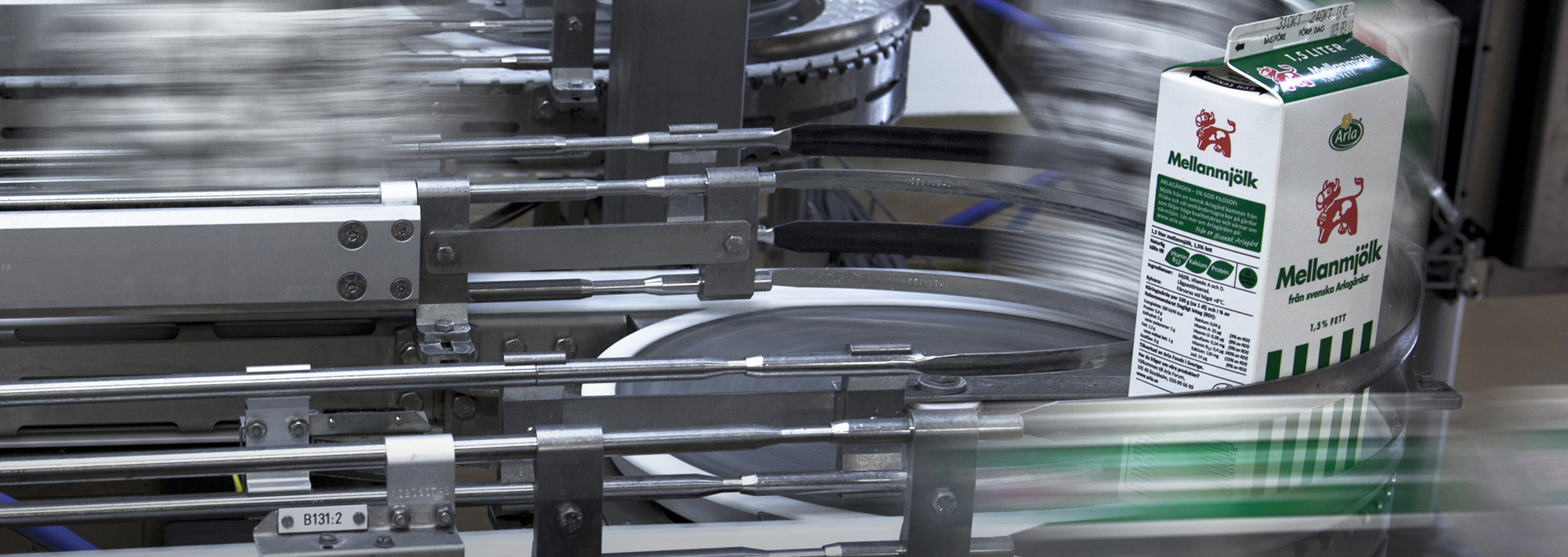 Håndtering af mælkekartoner under hele produktionsprocessen ved Arla Stockholm