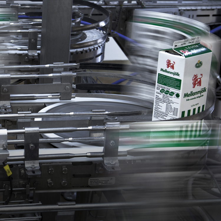 Håndtering af mælkekartoner under hele produktionsprocessen ved Arla Stockholm