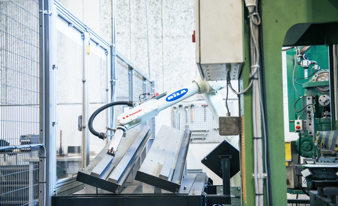 Semiautomatisk robot løsning til stansemaskiner