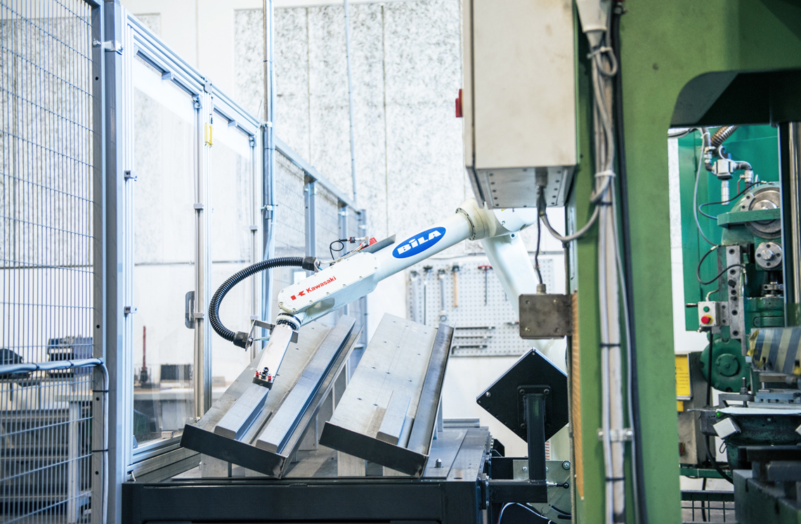 Semiautomatisk robot løsning til stansemaskiner