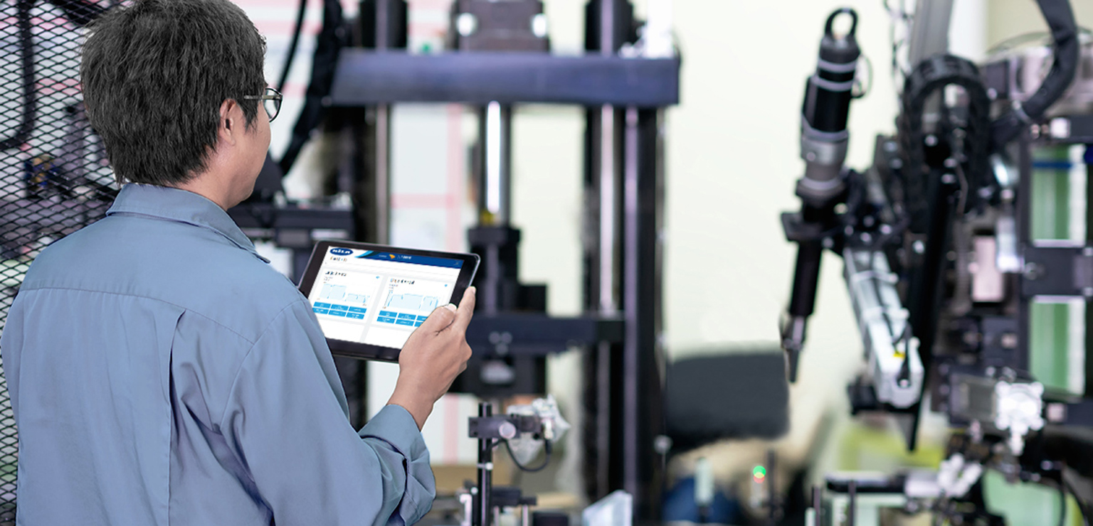 Operatør overvåger data i produktion