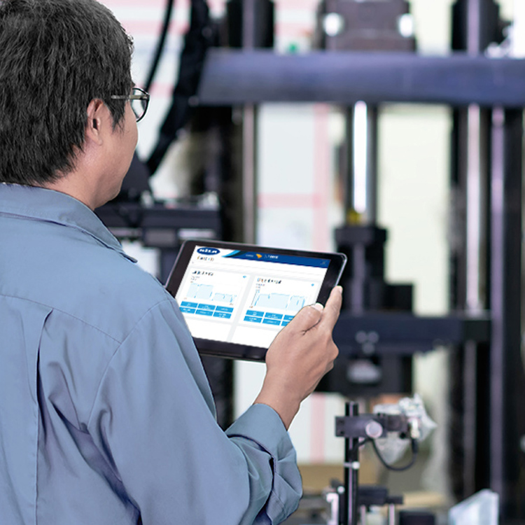 Operatør overvåger data i produktion