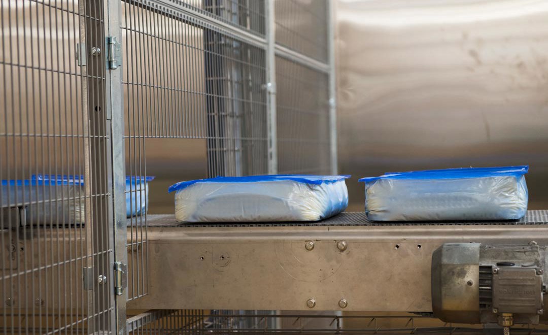 Pakning af mozzarella med kawasaki hos Arla Branderup