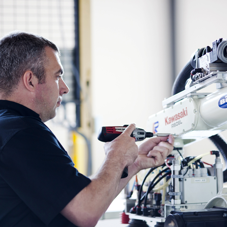 Tekniker klargør Kawasakirobot