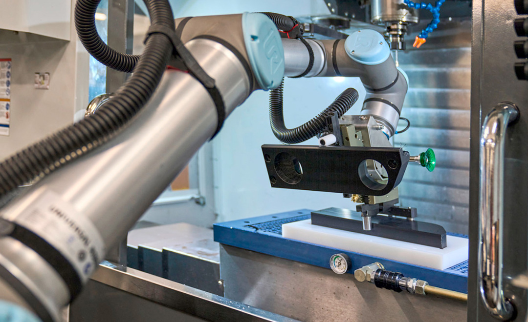 UR robotarm ved CNC-maskine hos Induflex