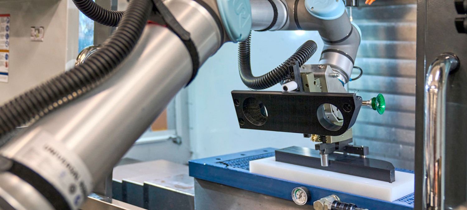 UR robotarm ved CNC-maskine hos Induflex