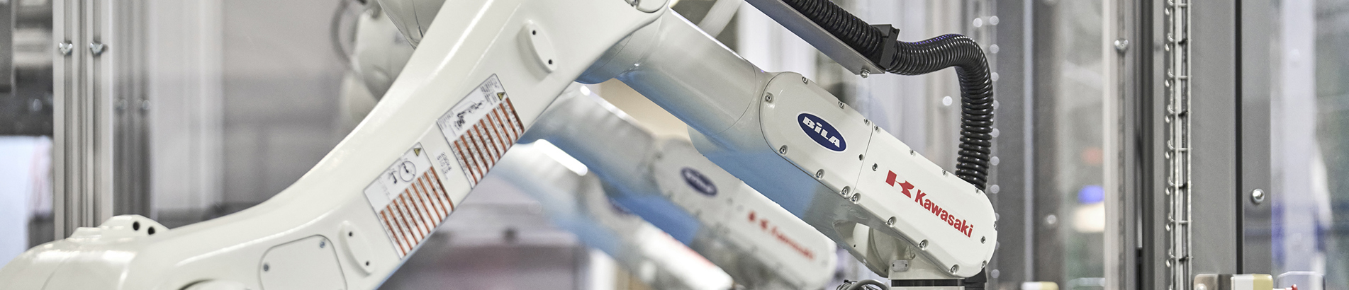 Række af kawasaki industrirobotter