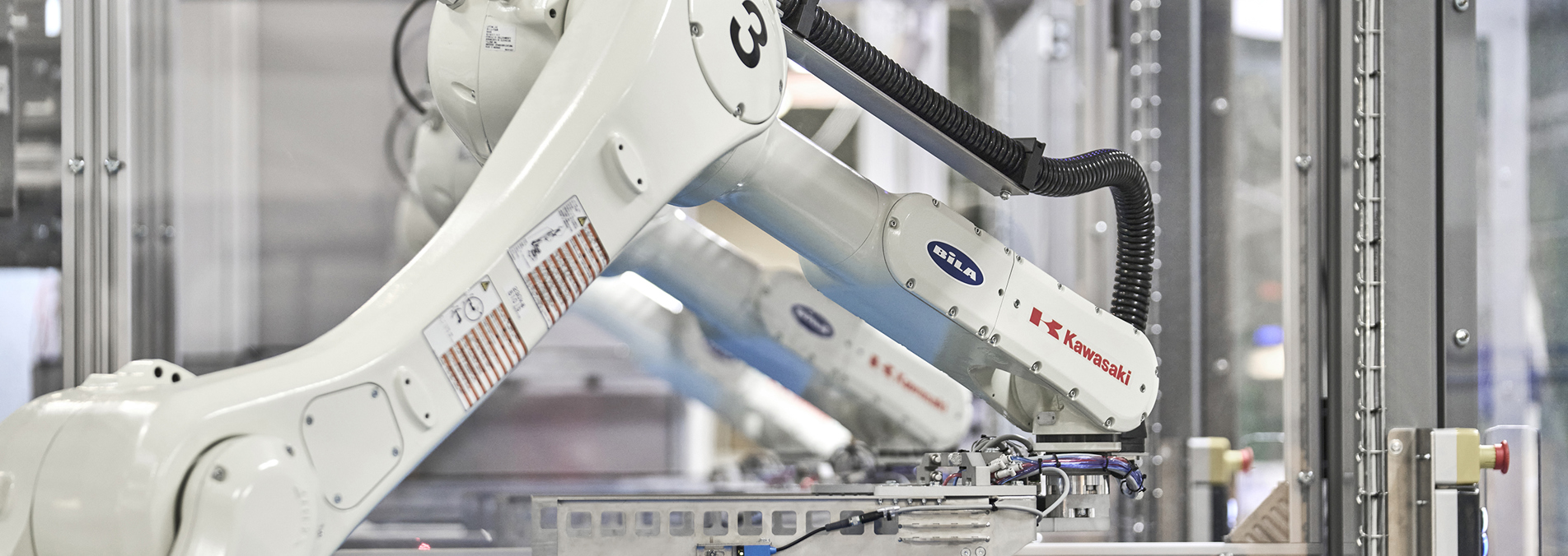 Række af kawasaki industrirobotter