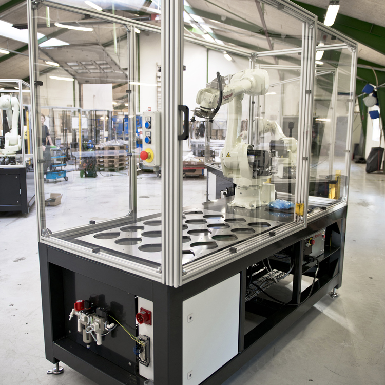 Flytbar robotcelle til maskinbetjening