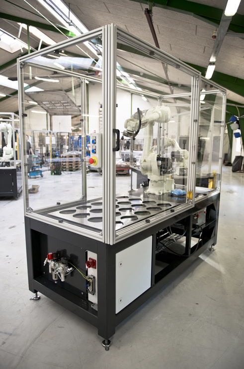 Flytbar robotcelle til maskinbetjening