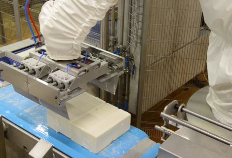 Kawasakirobot griber blokkene og placerer dem i dybtrækkeren