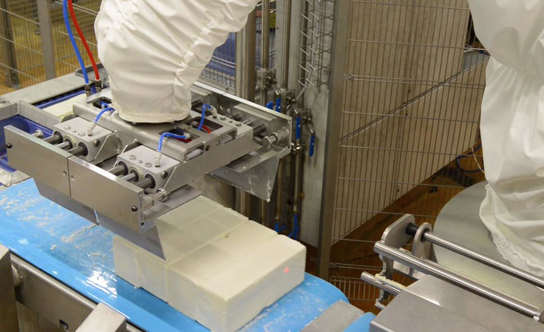 Kawasakirobot griber blokkene og placerer dem i dybtrækkeren