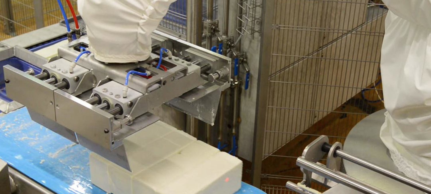 Kawasakirobot griber blokkene og placerer dem i dybtrækkeren