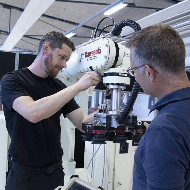 Service på industrirobot fra Kawasaki