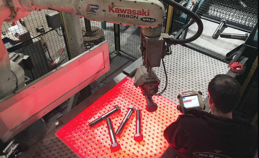 Kawasaki-robotter til galvaniseringsanlæg i boltproduktionen hos Dokka Fasteners