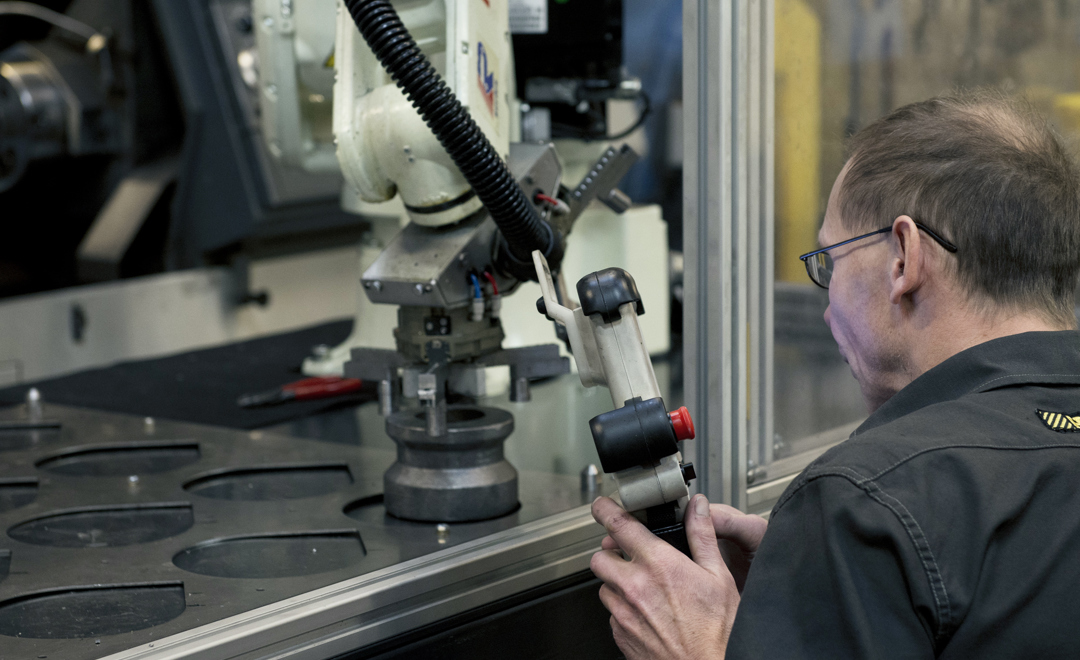 Operatør fra Hydrema - BILA RoboPower til CNC-maskine