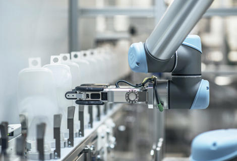 UR5 robot fra Universal Robot håndterer færdigproducerede infusionsbeholdere