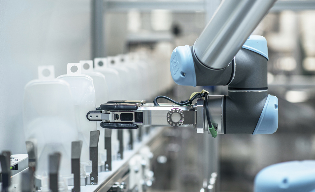 UR5 robot fra Universal Robot håndterer færdigproducerede infusionsbeholdere