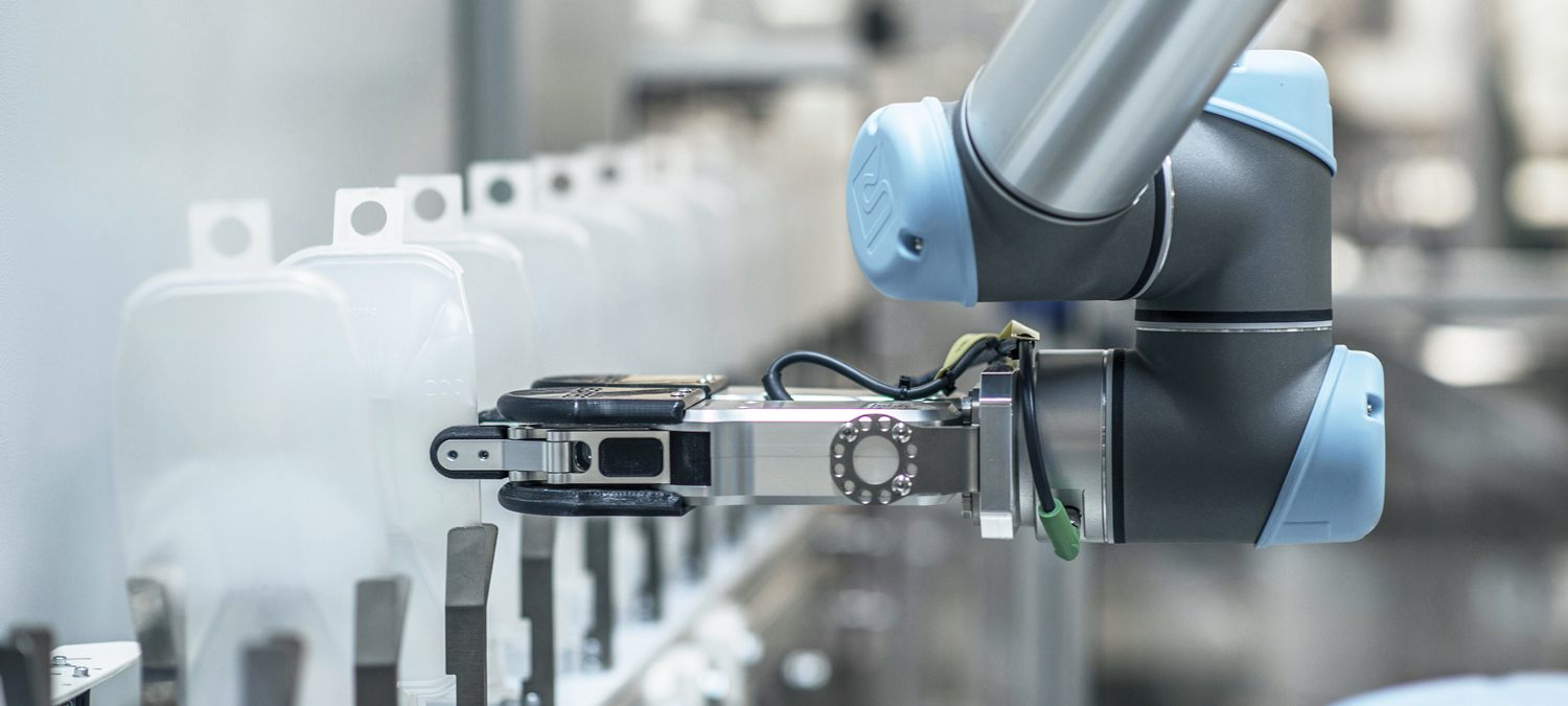 UR5 robot fra Universal Robot håndterer færdigproducerede infusionsbeholdere