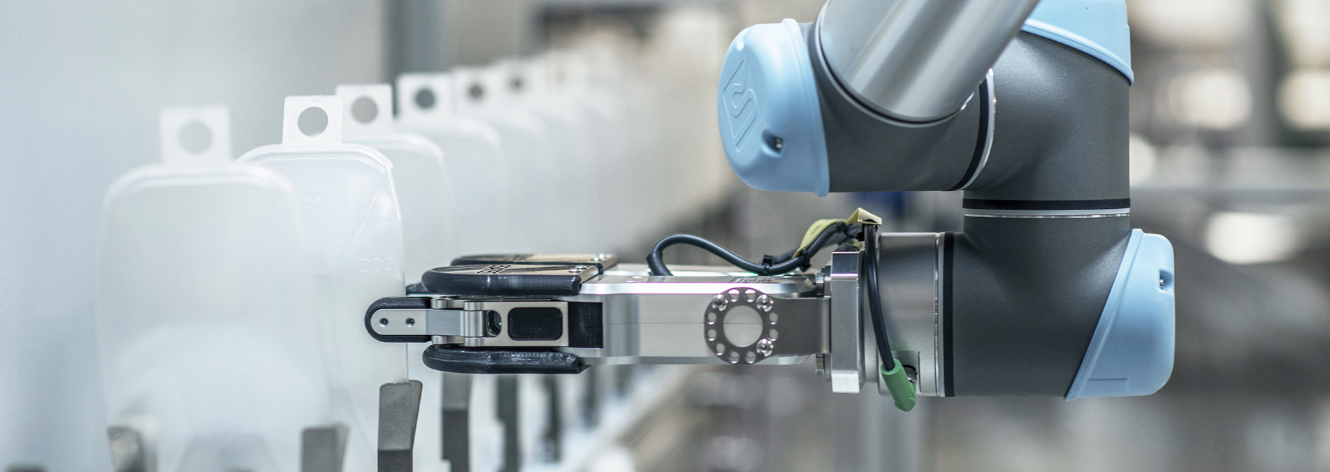 UR5 robot fra Universal Robot håndterer færdigproducerede infusionsbeholdere