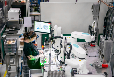 Toarmede duAro-robotter fra Kawasaki