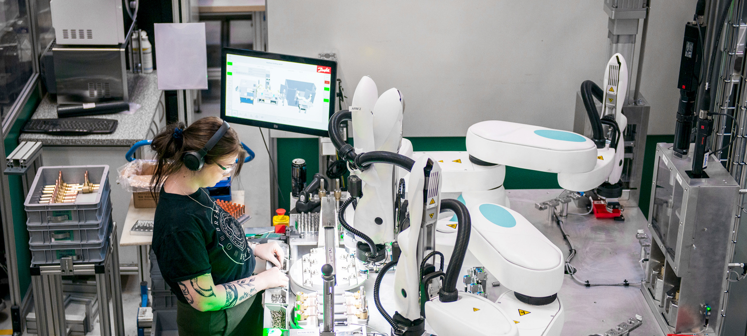 Toarmede duAro-robotter fra Kawasaki