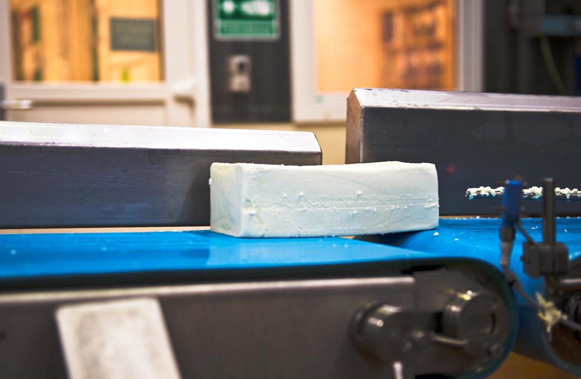 Kawasakirobot griber blokkene og placerer dem i dybtrækkeren