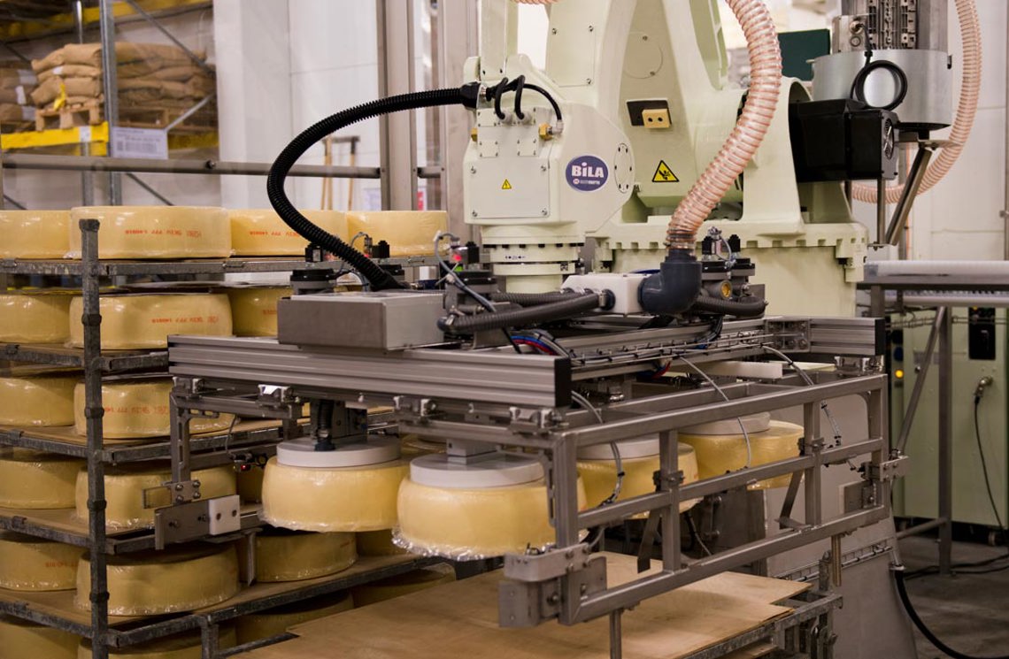 Automationsløsning med Kawasakirobotter hos Arla Birkum