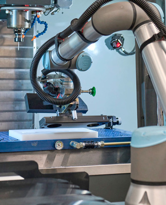 UR robotarm ved CNC-maskine hos Induflex