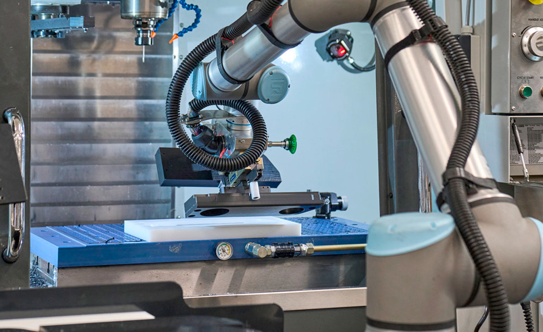 UR robotarm ved CNC-maskine hos Induflex