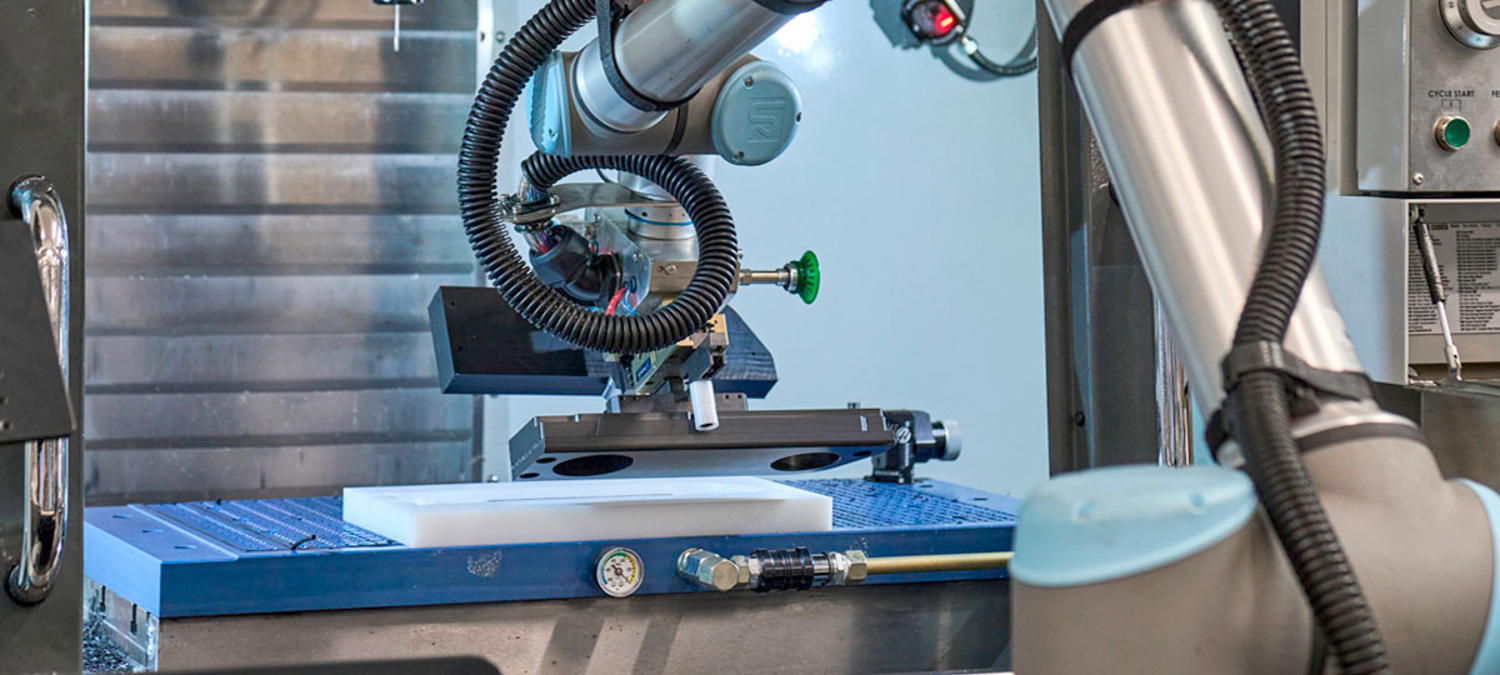 UR robotarm ved CNC-maskine hos Induflex