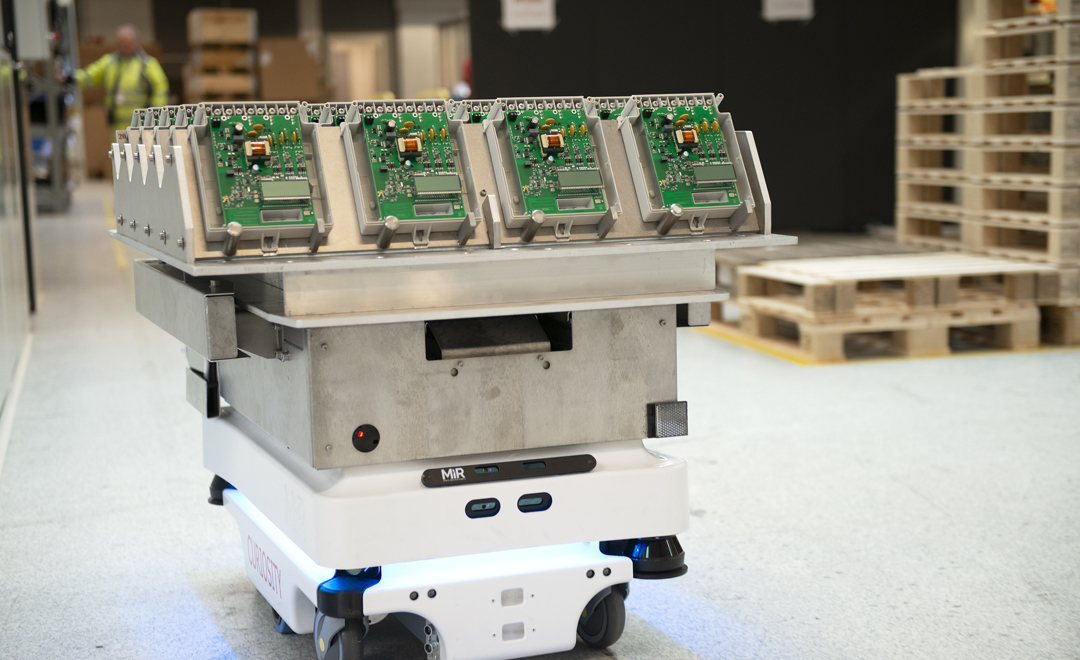 Mobile robot fra MiR transporterer emner i produktionen