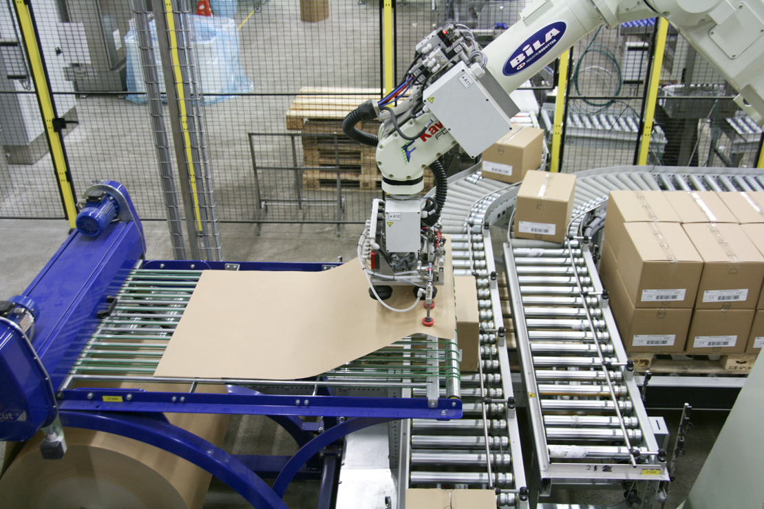 Palletering af mellemlægspapir med Kawasaki industrirobot