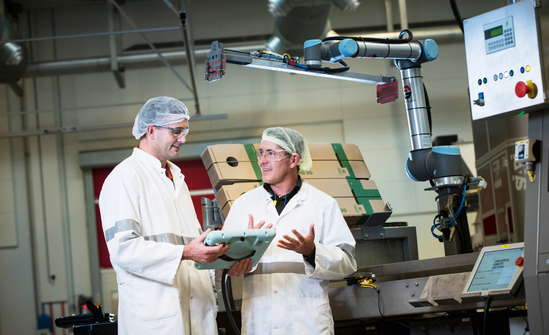 Medarbejdere hos Carlsberg ved UR robotarme