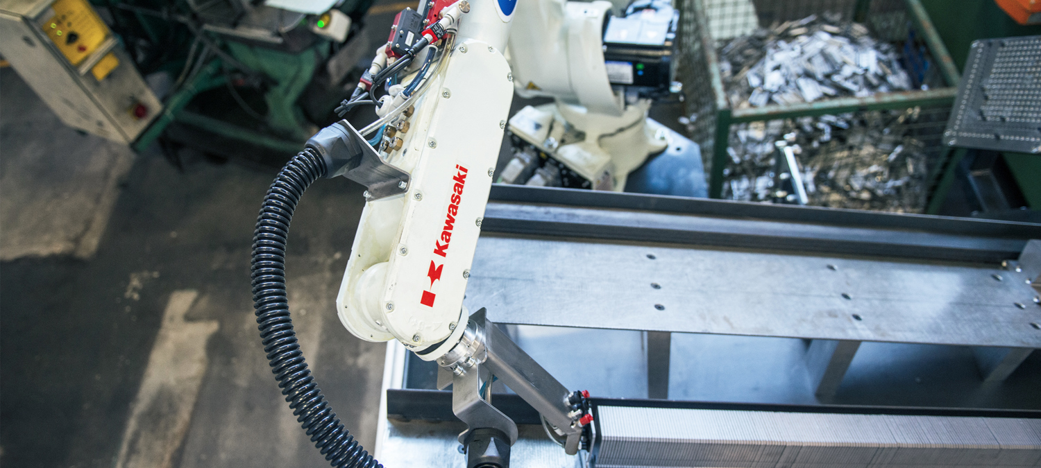 Robotcelle til stansemaskiner hos PN