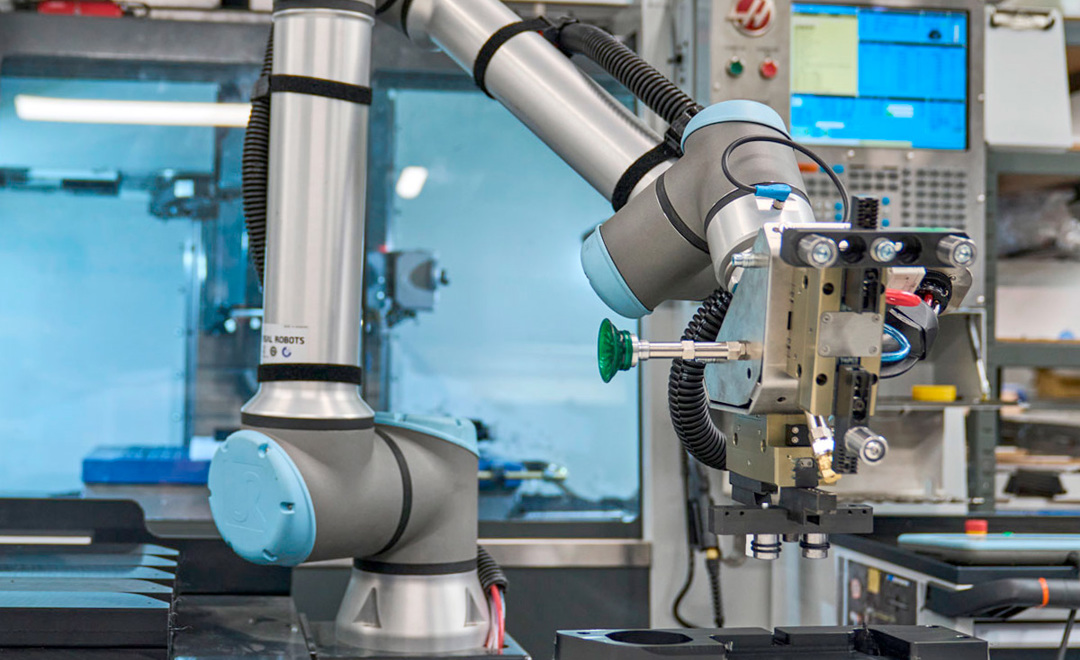 UR robotarm ved CNC-maskine hos Induflex